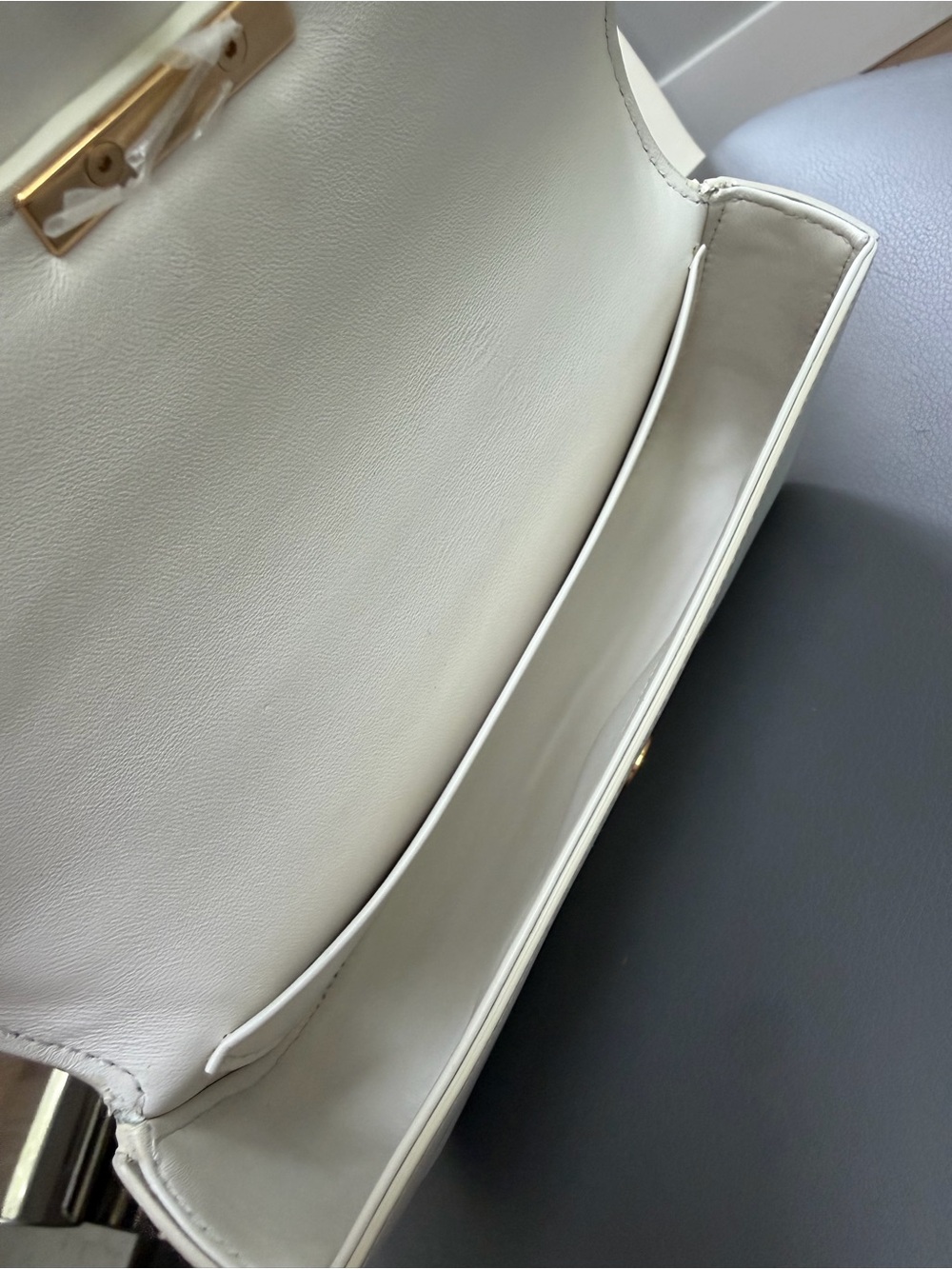 CELINE
WHITE SHINY CALFSKIN TRIOMPHE GOLD CHAIN SHOULDER - Picture 11 of 12